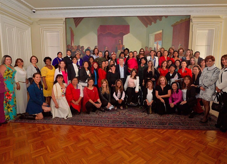 El expresidente Manuel Santos conmemoró junto a lideresas el Día Internacional de la Mujer. FOTO Colprensa, suministrada por SIG