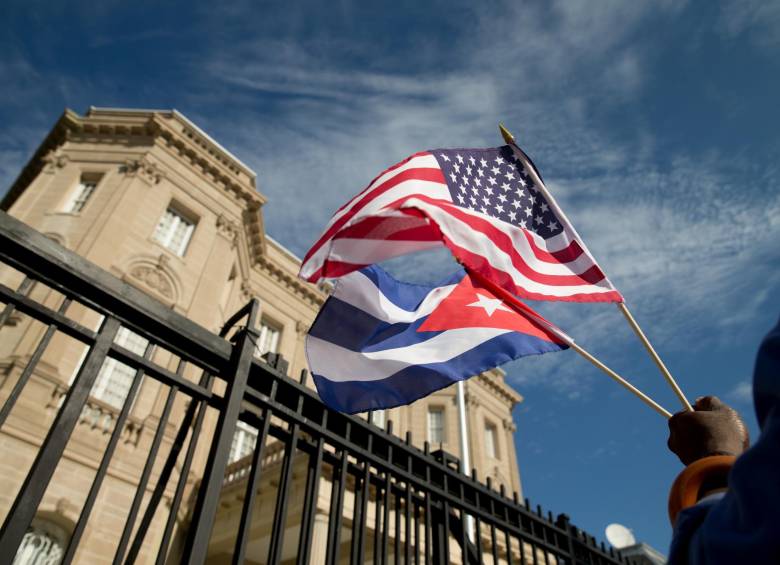 La bandera de Cuba volvió a ondear en su sede diplomática de Washington, con una ceremonia solemne que encabezará el canciller cubano, Bruno Rodríguez y a la que asisten más de 500 invitados. FOTO AP