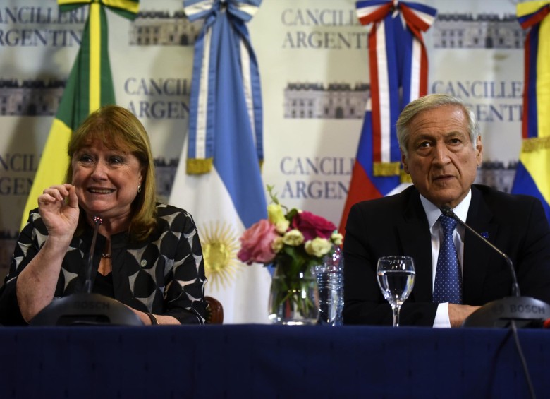 La canciller argentina, Susana Malcorra, y su homólogo chileno, Heraldo Muñoz, hablaron de los beneficios del acuerdo. FOTO AFP