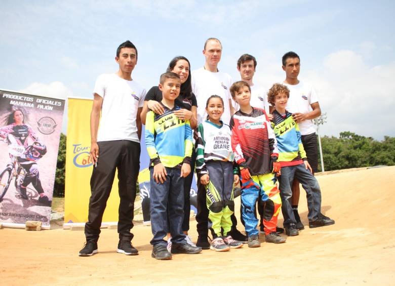 Benjamín García, fue uno de los niños que interactuó con el ciclista del Sky en la pista de BMX Mariana Pajón. Muchos de los menores se sorprendieron con su afabilidad. FOTOs Fedeciclismo y AFP