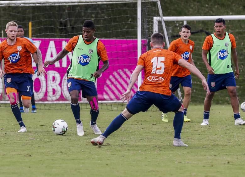 Envigado cuenta con 114 puntos en la tabla del desceso, dos más que Rionegro (puesto19 con 112) y Alianza Petrolera (20° con 11 unidades). FOTO jaime pérez 