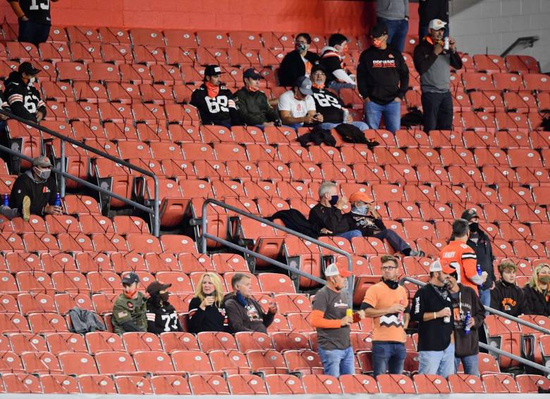 Algunos estadios del mundo ya abrieron sus puertas a los hinchas. FOTO AFP