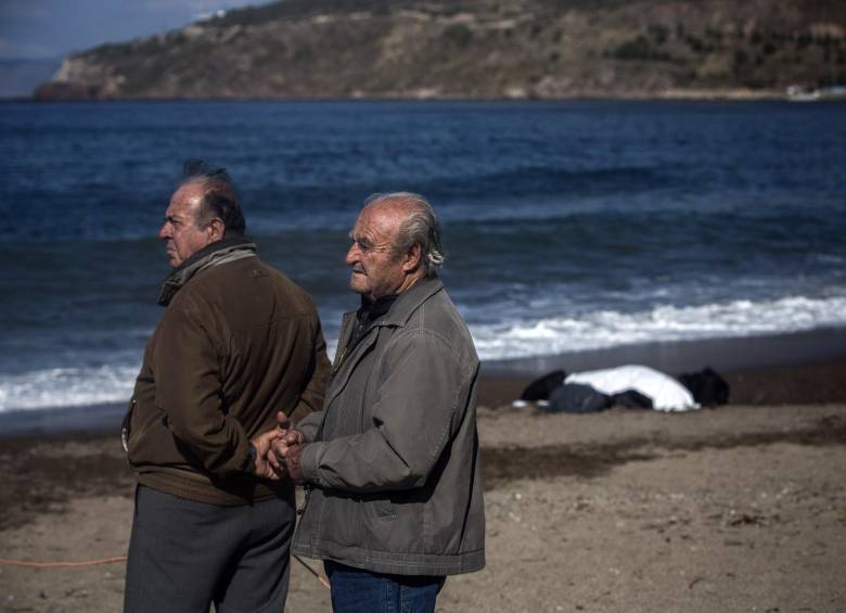 Un total de 17 refugiados y migrantes, incluyendo nueve niños, se han ahogado, y varios permanecen desaparecidos, frente a las costas de las islas griegas. FOTO AP