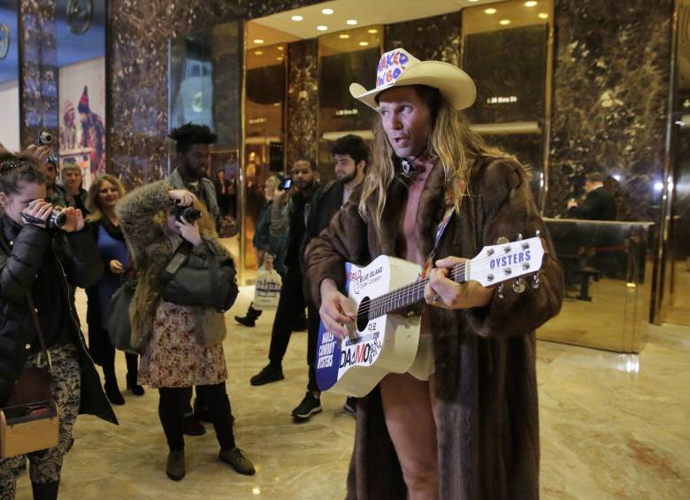 El Vaquero Desnudo aprovecha las cámaras en la Torre Trump 