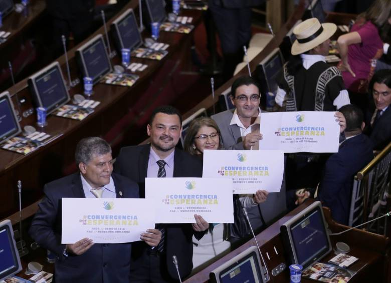 Miembros de la Farc llegaron con el mensaje de “Convergencia por la paz”. FOTOS reuters y colprensa