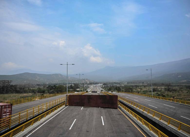 Actualmente, varios contenedores bloquean el puente internacional Tienditas, entre Venezuela y Colombia. FOTO AFP