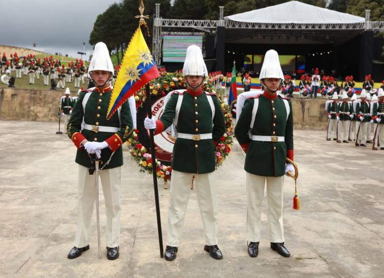 El puente de la Batalla de Boyacá, para el presidente, representa el origen del Ejército de Colombia, que hoy tiene el desafío de luchar contra la criminalidad y el terrorismo. FOTO Presidencia
