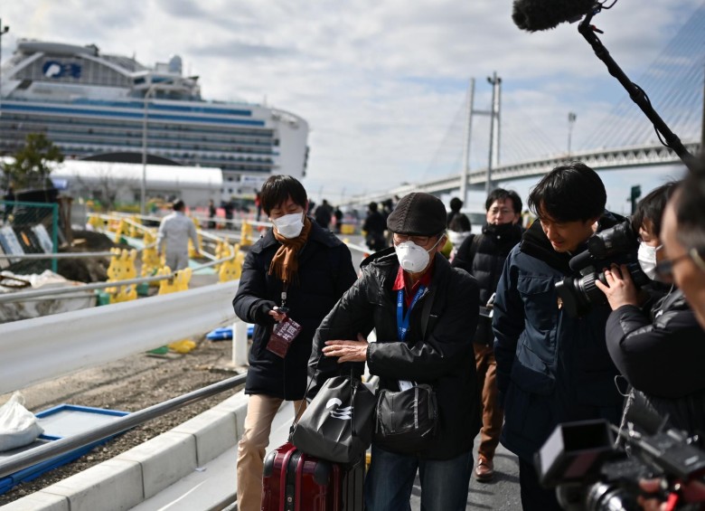 Evacuación de pasajeros en el crucero Diamond Princess. FOTO: AFP