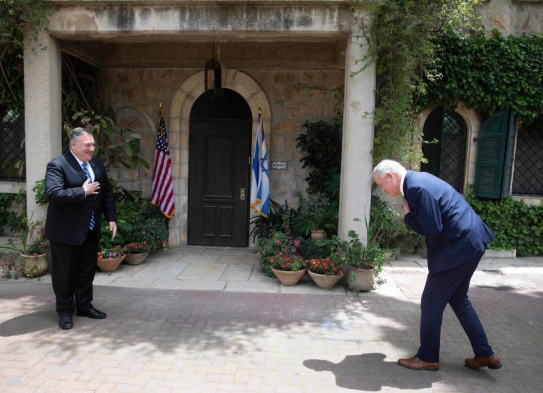 El líder del partido israelí Azul y Blanco, Benny Gantz, reverencia al secretario de Estado de EE. UU., Mike Popeo, a su llegada a Israel. FOTO AFP