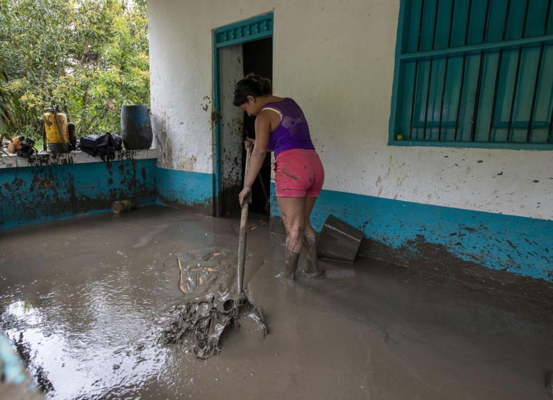 Las lluvias de esta semana y las crecientes de ríos y quebradas, inundaron varios casas en la vereda El Barro, del municipio de Girardota. FOTO: EDWIN BUSTAMANTE.
