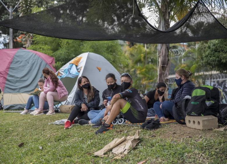 Nancy Velásquez viene desde Guarne con otros padres de familia para alentar los chicos de Jaguar.
