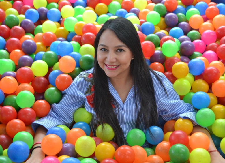 Ángélica Corchuelo es la gerente de Contento BPS, que apuesta a inversión en tecnología y a la felicidad de sus colaboradores. Foto en la piscina de pelotas de la empresa. FOTO Cortesía 