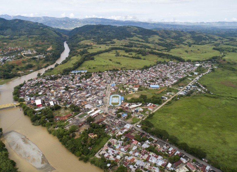 Panorámicas aéreas del municipio de Tarazá, en el Norte de Antioquia y de la vía que comunica a Medellín con la Costa Atlántica a su paso por el pueblo. FOTO: Archivo Esteban Vanegas. 