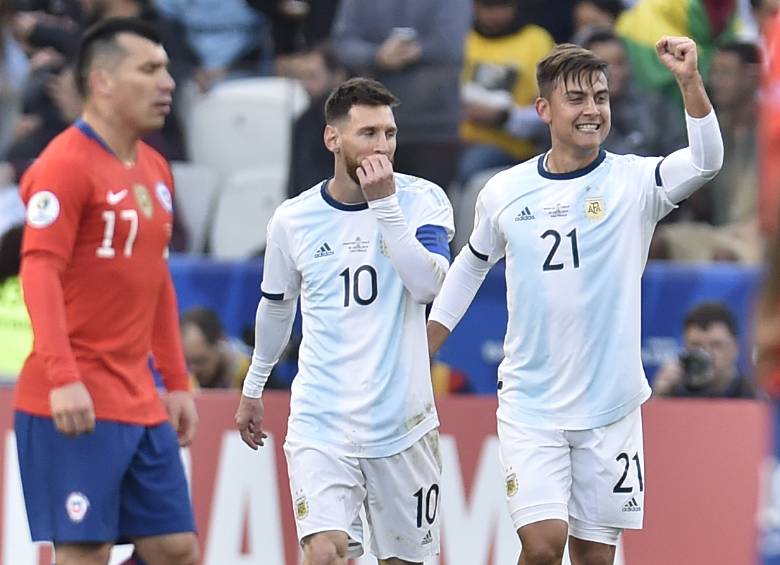 Lionel Messi y Paulo Dybala festejando. FOTO AFP
