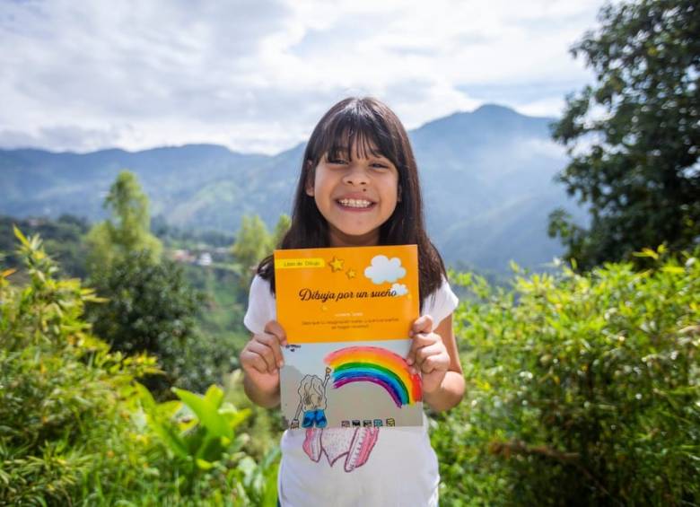 A sus nueve años, Alisson ya tiene su primer libro publicado, con el que espera motivar a los niños por el arte y cumplir sus sueños. FOTOS CARLOS VELÁSQUEZ