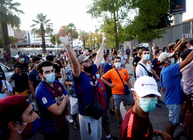 La protesta de los hinchas en el estadio pidiendo la renuncia del presidente del Barcelona. Foto EFE