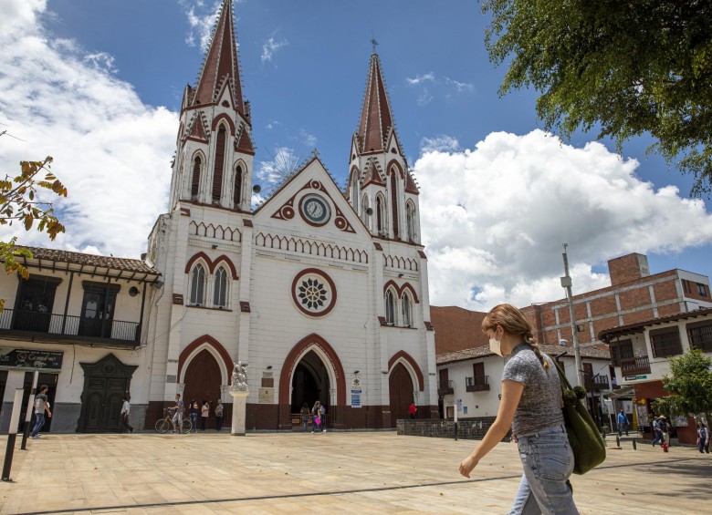 No hay ingreso a la parroquia de La Ceja, pero sus puertas permanecen abiertas para que las personas puedan observar el templo. FOTO CARLOS VELÁSQUEZ