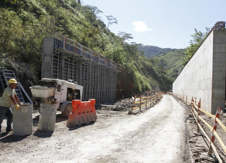 Avanzan las obras de rehabilitación de la vía al Mar, entre Santa Fe de Antioquia y Cañasgordas. El trayecto total es de 110 kilómetros, desde el Túnel Fernando Gómez Martínez. FOTO edwin bustamante 