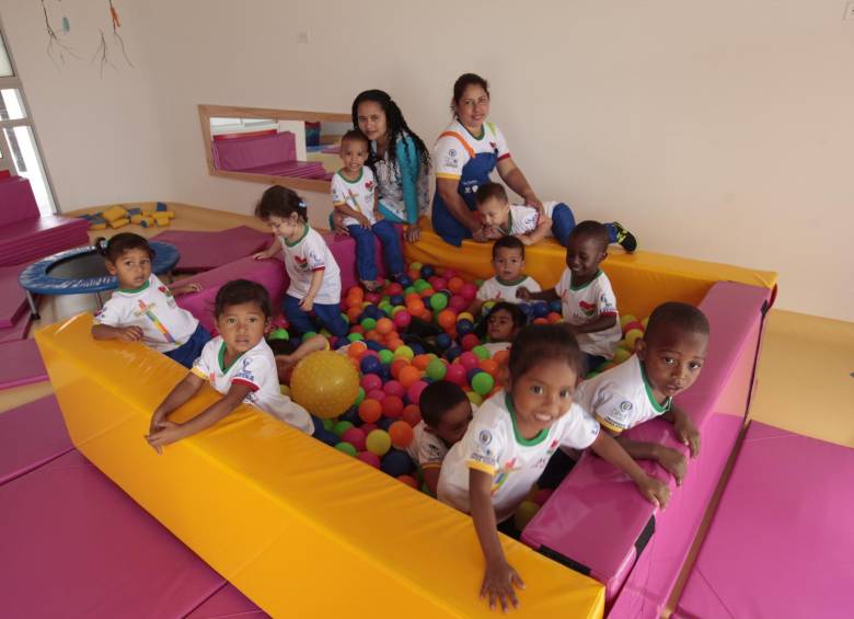 El cuidado de los niños es fundamental en estos centros y la labor de los operadores es monitoreada por 140 expertos de la I. U. Pascual Bravo. FOTO donaldo zuluaga