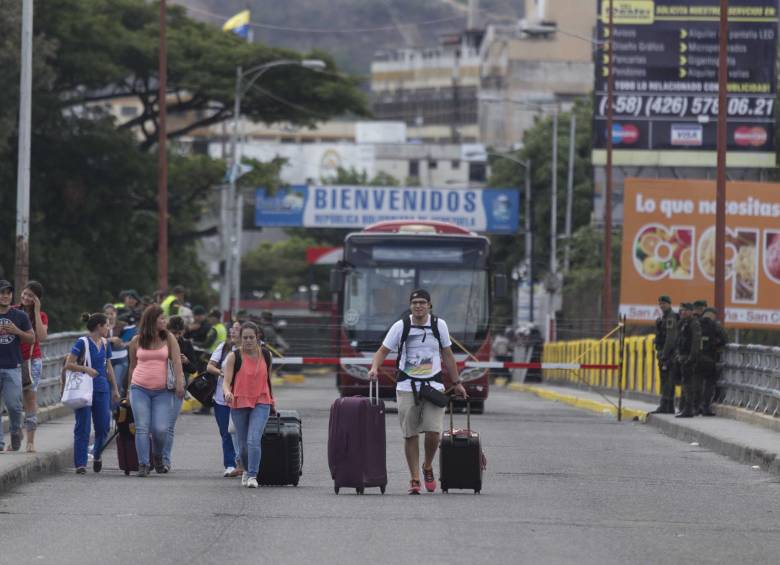El próximo mandatario de los colombianos tendrá que atender la crisis migratoria de Venezolanos y garantizar su alimentación. En la foto, el puente internacional en Cúcuta. Según Vargas Llosa la historia reivindicará a Santos y al Acuerdo de paz. FOTO colprensa