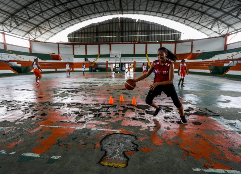 En Apartadó, el coliseo alberga seis disciplinas. Sin embargo, está cerrado porque el contratista responsable del mantenimiento incumplió con las tareas. FOTOS MANUEL SALDARRIAGA