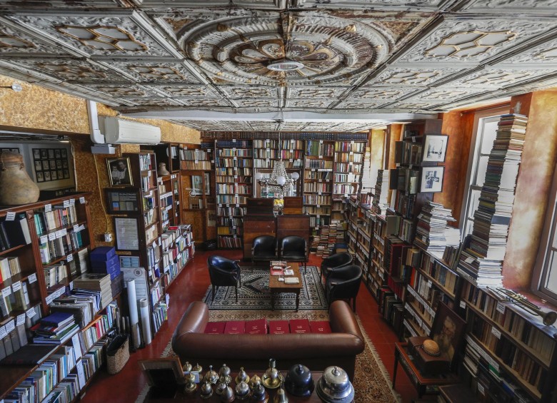 En la biblioteca del Mariscal Robledo hay 15.755 libros que desbordan los anaqueles del sitio.