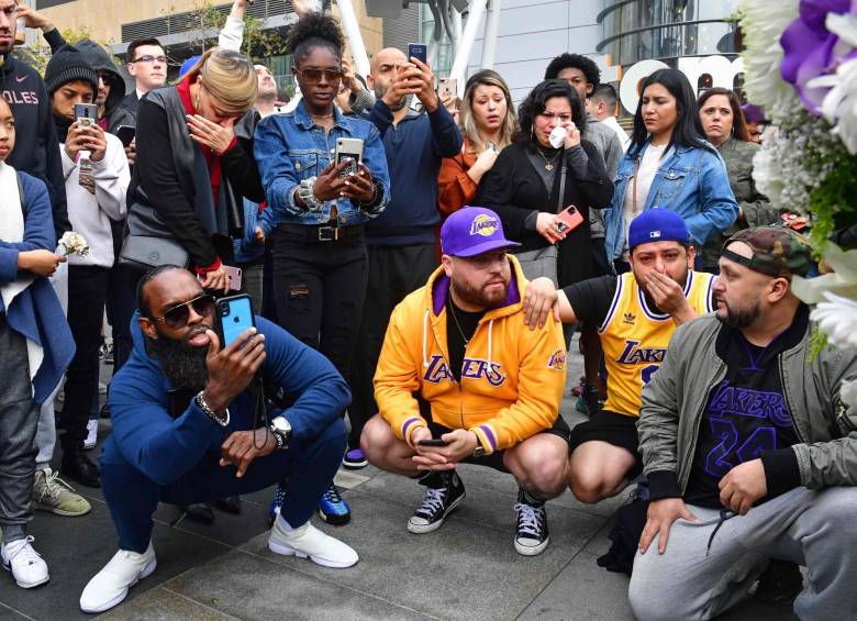 Diversas manifestaciones en homenaje a Kobe Bryant se llevaron a cabo este domingo. FOTOS EFE Y AFP