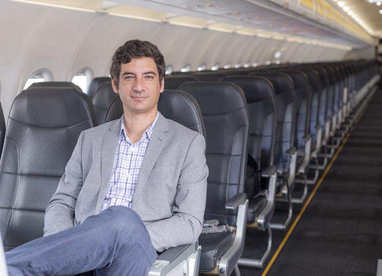 Félix Antelo, presidente y CEO del Grupo Viva Air, dijo que el primer vuelo internacional tras el cese de actividades por la covid-19, sale desde Medellín, pasa por Cartagena y termina en Miami. FOTO CORTESÍA