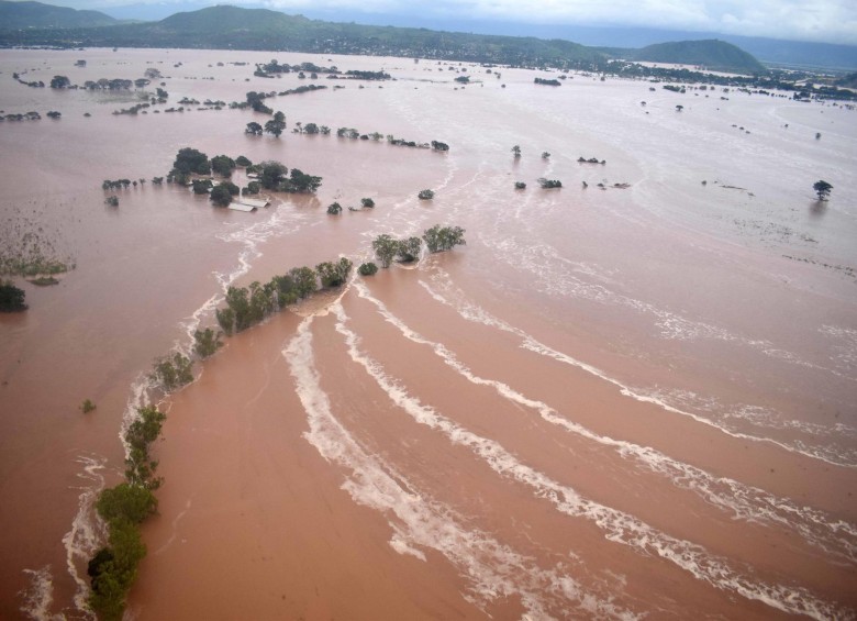 Fotografía aérea de la ciudad hondureña de Villanueva, inundada por el desbordamiento del río Chamelecon, al paso del huracán Iota.. Foto AFP