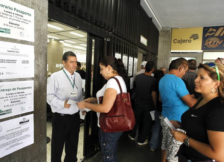 El director de la Oficina de Pasaportes explicó que 6 personas reforzaron la atención y en total son 35. FOTO jaime pérez munévar