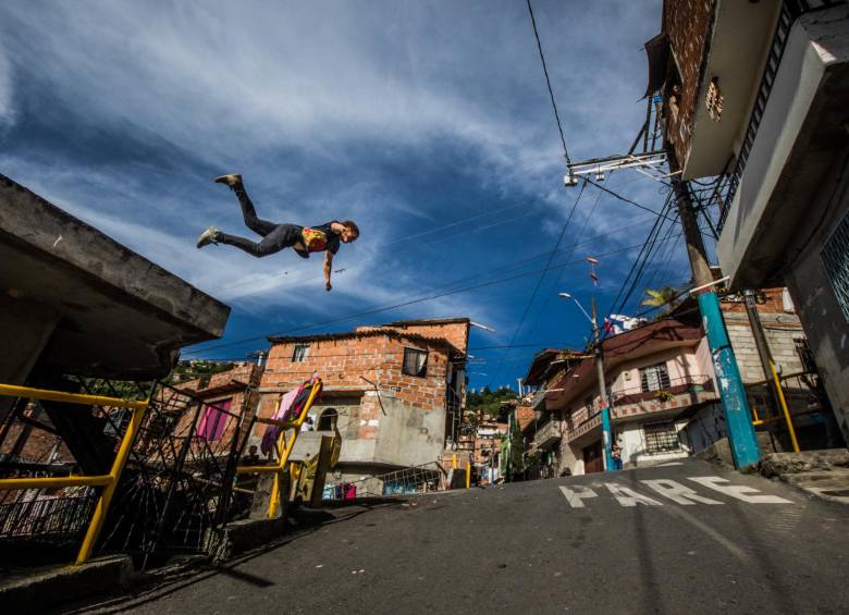 De lado a lado, en saltos monumentales, este letón exhibió sus condiciones en las comunas de Medellín.