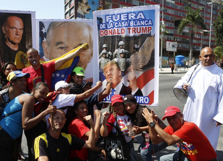 Manifestantes oficialistas se movilizan este sábado en Caracas. FOTO EFE