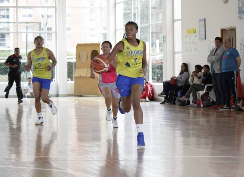 Dahiana Murillo mide 1,77 metros de estatura, juega de alero pero también tiene habilidades como poste. FOTO Cortesía 