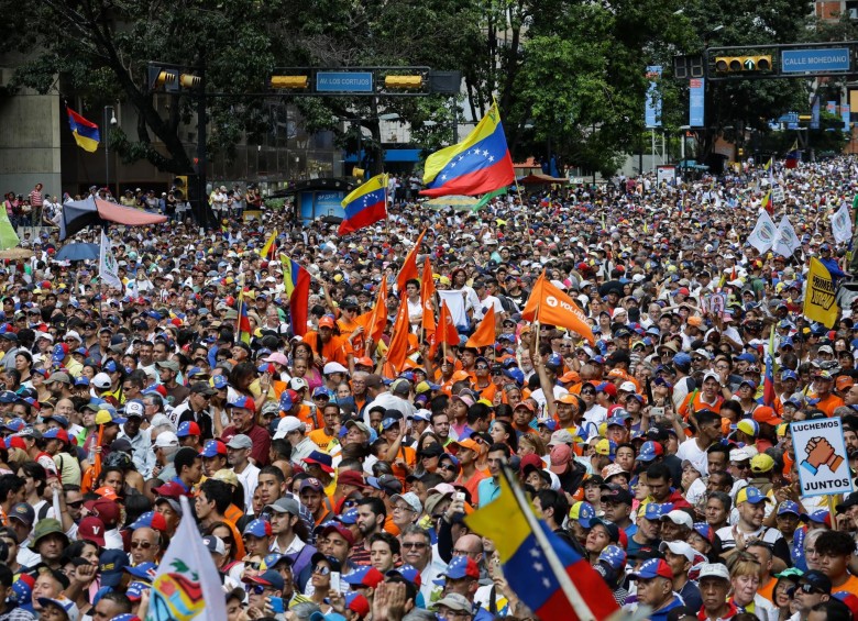Opositores del Gobierno de Nicolás Maduro marchan este sábado en Caracas (Venezuela). FOTO EFE