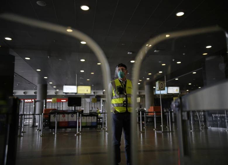 Medidas de bioseguridad en el Aeropuerto El Dorado, de Bogotá. FOTO COLPRENSA