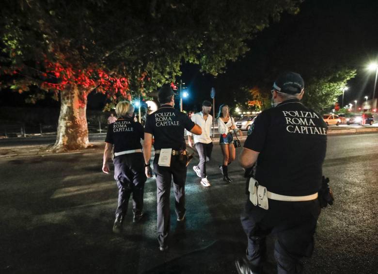La Policía italiana ejerce controles en las calles para frenar los contagios, que están disparados en el país. FOTO AGENCIA EFE