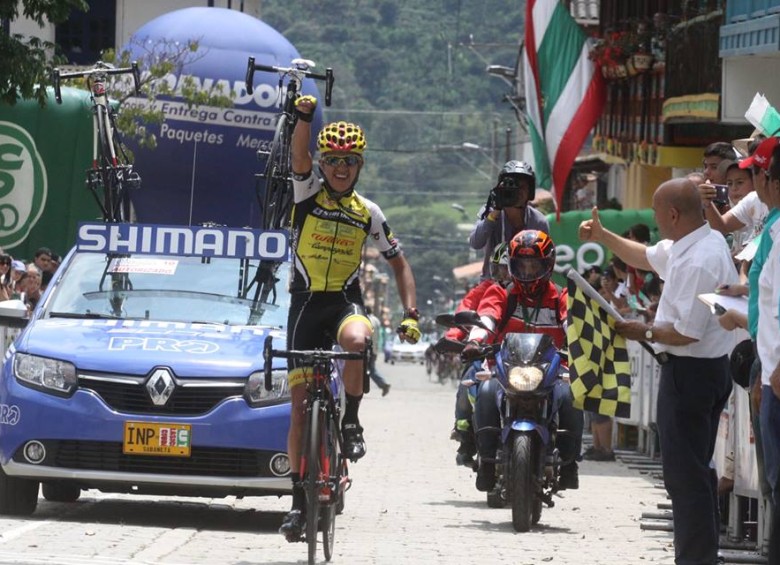 Nicolás Paredes entró triunfador a la plaza de Jardín. FOTO cortesía liga de ciclismo de antioquia