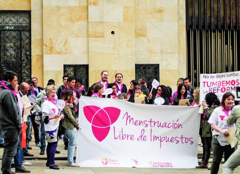 El Grupo Género se manifestó contra el aumento del IVA al 19 % que gravaría estos productos de primera necesidad. Ponentes de la tributaria obviaron la petición de excluirlos. FOTO cortesía Grupo Género