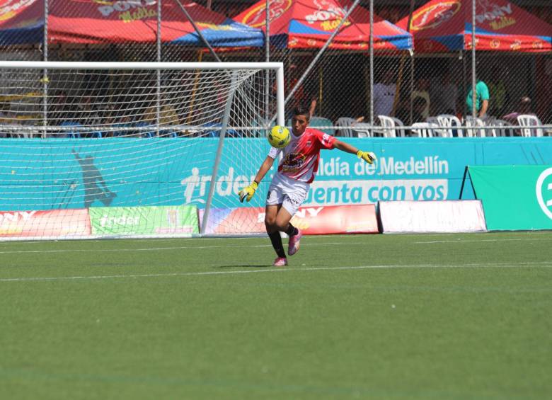 En el Ponyfútbol, Juan David se ha destacado como uno de los arqueros revelación. FOTO cortesía-Corporación los Paisitas