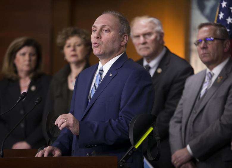 El representante republicano de Luisiana y sobreviviente de un tiroteo Steve Scalise después de que la Cámara de Representantes votara para aprobar la Ley de Violencia FOTO EFE