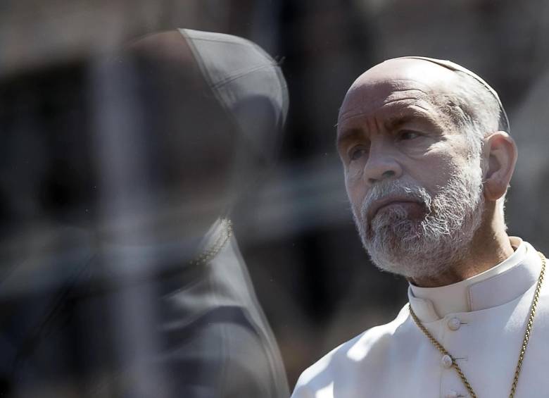 EPA862. ROMA (ITALIA), 28/03/2019.- El actor estadounidense John Malkovich durante el rodaje, este jueves, de la serie de TV "The New Pope" en Roma (Italia). Se prevé que el estreno de la segunda temporada de "The Young Pope" sea en diciembre de 2019. EFE/ Angelo Carconi ITALIA CINE