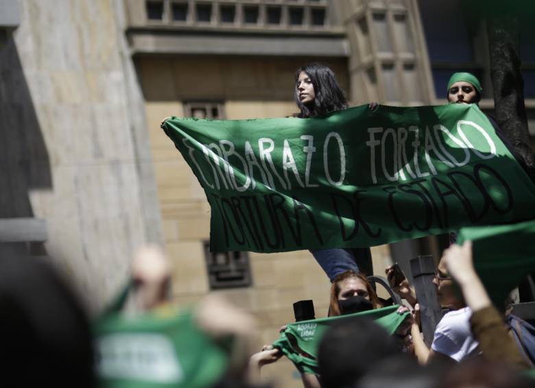 Colectivos feministas se congregaron frente al Palacio de Justicia durante la sesión de la Corte. FOTO Colprensa