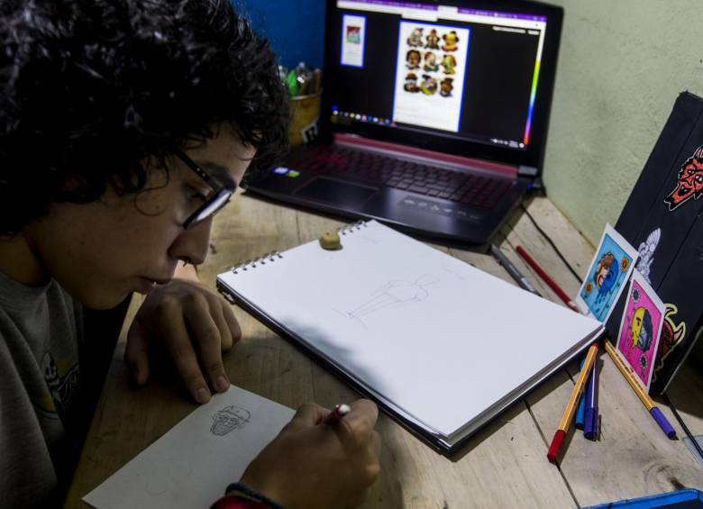Las entidades territoriales se apoyarán de los canales de televisión y la radio para llegar a los estudiantes que no tienen computadores. Antioquia entregará 172.000 guías. FOTO Julio césar Herrera