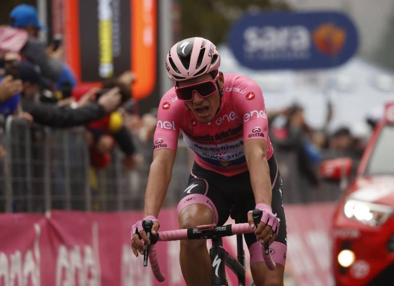 El ciclista del equipo Deceuninck, el portugués Joao Almeida cruza la meta al final de la decimoquinta etapa de la carrera ciclista Giro d’Italia 2020. Foto: AFP