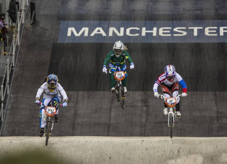 Tras dos válidas, Mariana (izquierda) acumula tres preseas: oro y plata en tiempos y plata en carrera por mangas. FOTO CORTESÍA RED BULL