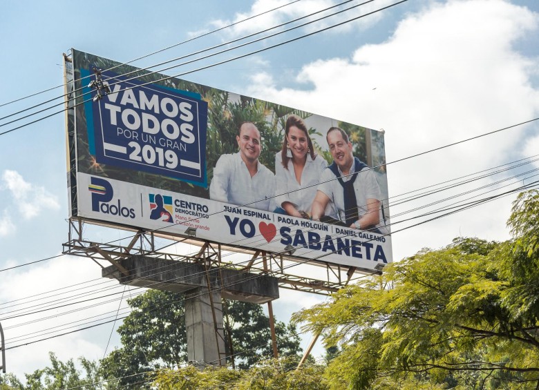 Daniel Galeano, precandidato a la Alcaldía de Sabaneta, dijo que “no es publicidad política sino la difusión de la imagen del partido”. La valla causó molestias en otros precandidatos del Centro Democrático. 