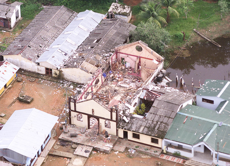 Imagen de Bojayá, Chocó, tomada el 6 de mayo de 2002, un día después de la masacre. Foto: El Colombiano