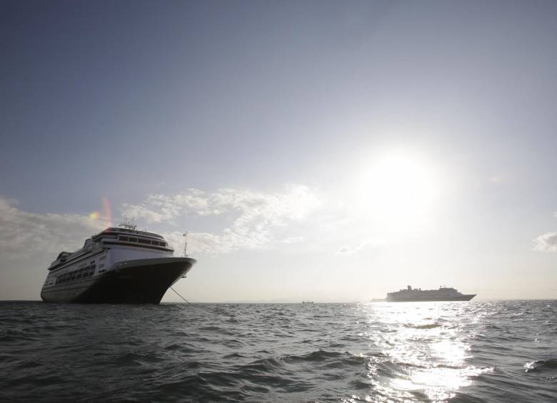 Vista del crucero Zandaam, este viernes en el litoral Pacífico de Panamá. El crucero Rotterdam, de la naviera Holland America, ya está en aguas panameñas para auxiliar a su par. FOTO EFE
