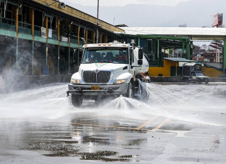 Durante los días de cierre, en la Plaza Minorista hubo un intenso operativo de limpieza, tanto en la parte interna como en la externa. FOTO JAIME PÉREZ MUNÉVAR