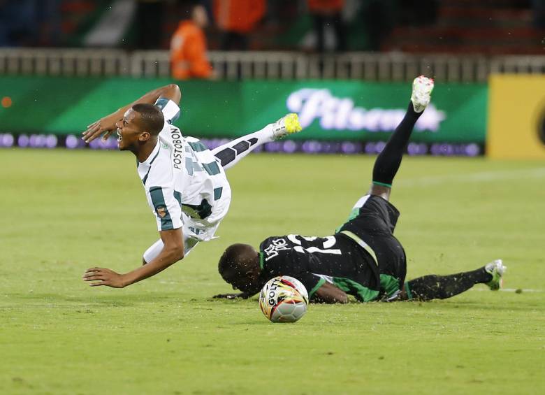 Johnathan Copete, en la acción ante Helibelton Palacios, fue la figura de Nacional con 2 goles. FOTO juan antonio sánchez